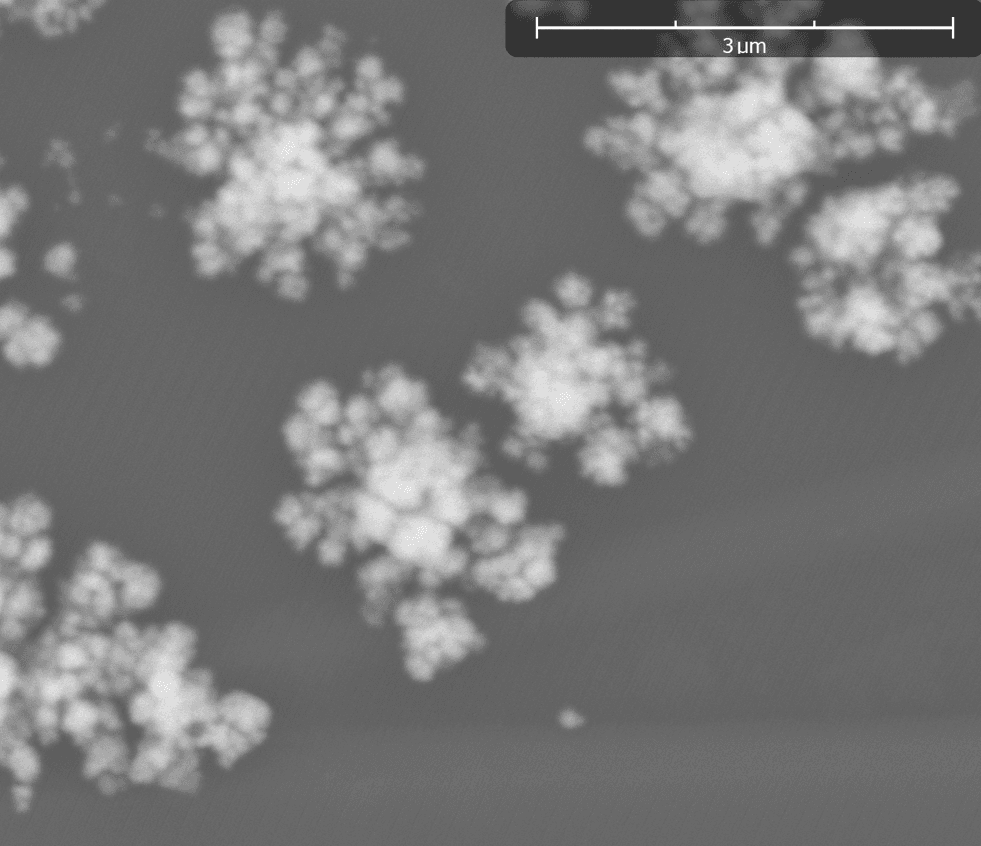 Micrografía SEM de nanopartículas de Cu₂O sobre el electrodo de pasta de carbono