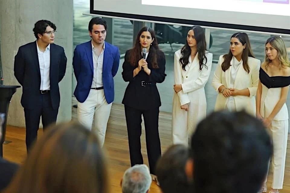 Foto de la nota de El Norte: Ari Emilio Núñez, segundo de izquierda a derecha, en la presentación de la encuesta