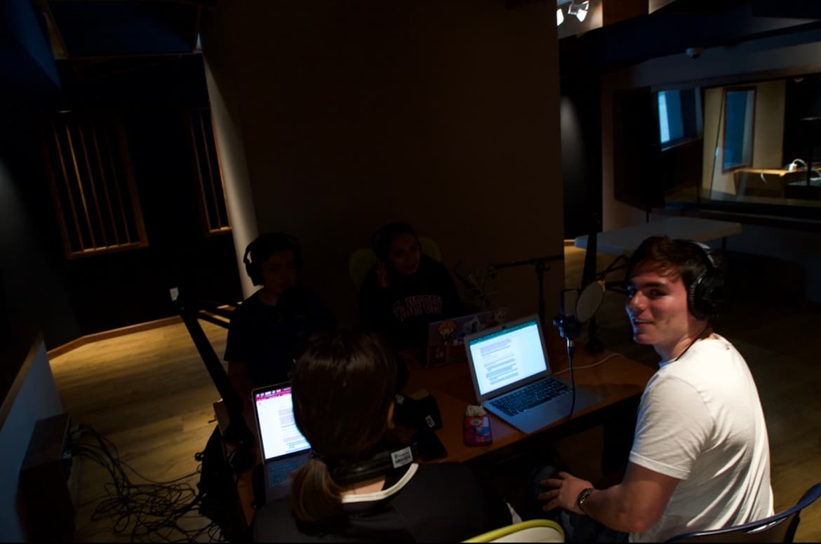 El equipo de Mission Control en la cabina de radio